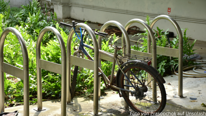 Fahrradabstellanlage und Mülleimer an der Erfthalle in Türnich